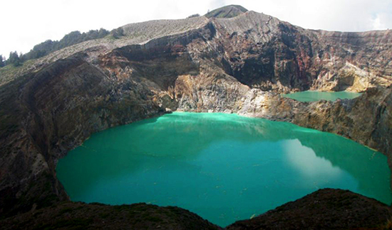 Kelimutu-Crater-Lakes